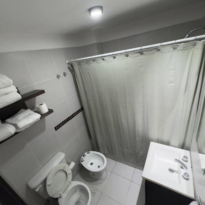 Departamento Bien Ubicado, Espacio Amplio Y Con Terraza *